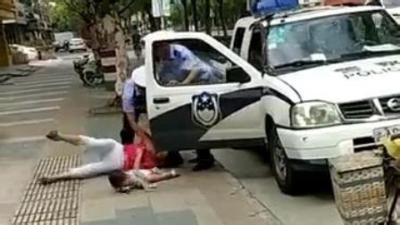上海警方回应“警察抱摔带娃女子”：粗暴执法是错的_手机凤凰网