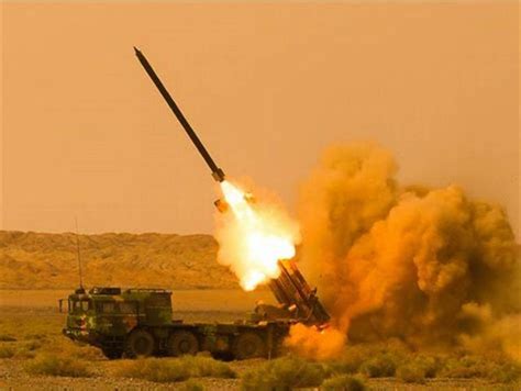 国产箱式远程火箭炮亮相练兵场 威力已超近程战术弹道导弹