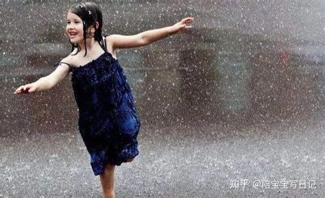 下雨天穿雨鞋的小朋友玩水高清图片下载-正版图片500634155-摄图网