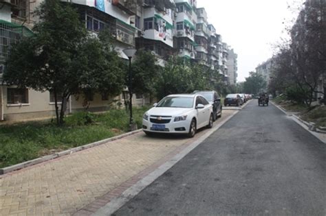 社区道路改造沥青路面铺到家门口-搜狐大视野-搜狐新闻