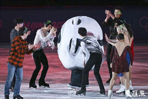 北京冬奥会举行花样滑冰表演滑_新华报业网