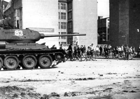 历史上的今天6月19日_1953年在东德六一七事件中被绑架的民主德国副总理奥托·努舍克回到苏占区。