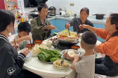 好久没吃火锅了，今天一家人围在一起吃一顿，边吃边涮真解馋_凤凰网视频_凤凰网