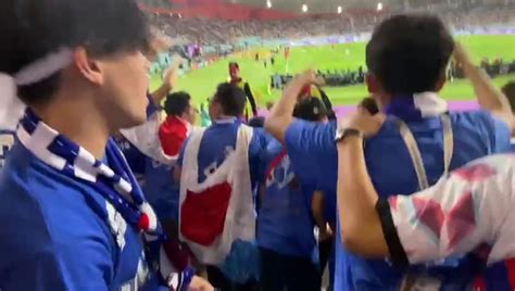 日本队2-1战胜德国队 赛后现场日本球迷疯狂庆祝