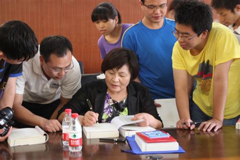 刘先琴新闻作品研讨会在郑州举行 捐赠图书800册-名人名家-印象河南网