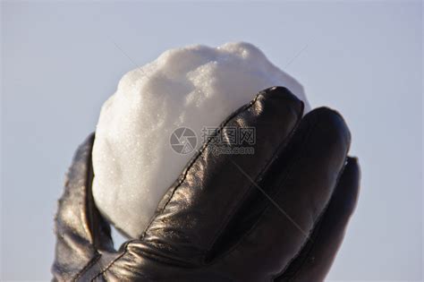 第一次打雪仗庆祝冬天高清图片下载-正版图片504782925-摄图网