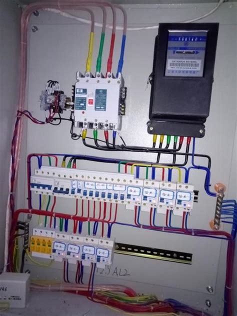 电动工程师检查电路隔间和修理连接条工程高清图片下载-正版图片503900907-摄图网