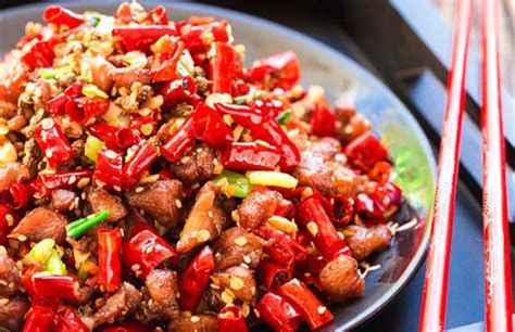 它是经典的川菜，号称辣椒比肉还多，口感麻辣鲜香，吃一次就爱上__财经头条