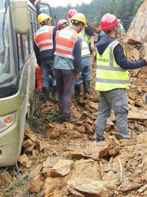 柳州一地发生塌方3人被埋，两人送医，一人不幸身亡