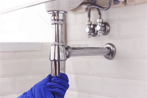 管道修理和维护洗手盆下面的铬吸水管高清图片下载-正版图片506342495-摄图网