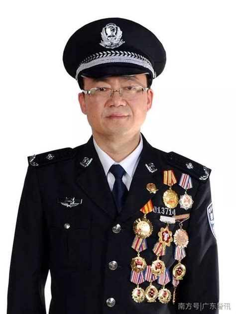 山东省烟台市公安局举行晋升警监警衔仪式(组图)-特种装备网