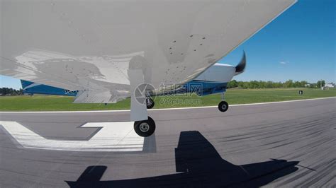 一普通航空飞机在地面和空中进行操控的观察力高清图片下载-正版图片506556919-摄图网