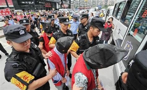 贵阳疑犯指认现场变游街示众 被指作秀(图)-搜狐新闻