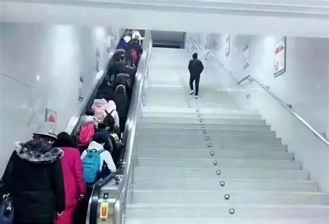 北京南站赶火车的人们高清图片下载-正版图片500746402-摄图网