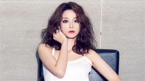 要抗住诱惑-穿迷你短裙的韩国女演员金宝拉-宋智仁明星壁纸