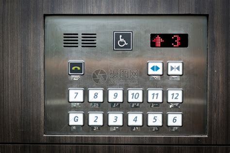 残疾人在电梯中签名高清图片下载-正版图片305642278-摄图网