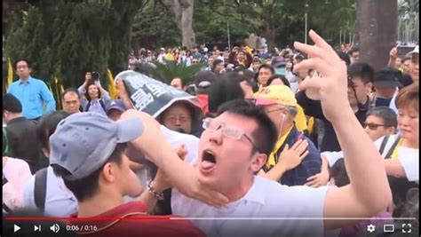 台大学生为领"年中奖"自己掐脖倒地 被揭穿后死不承认 - 台湾时政 - 东南网