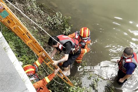 悲剧！宜宾戎州桥下一男子跳江自杀，当场死亡|州桥|宜宾|跳江_新浪新闻