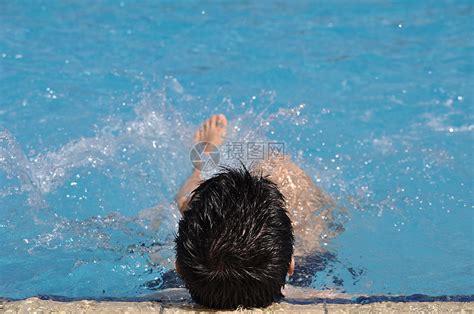 水体操中的男子游泳池游泳乐趣水池女孩们治疗活动闲暇练习运动高清图片下载-正版图片320452061-摄图网