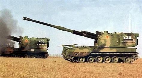 PLZ-05 155mm self-propelled howitzers maneuver in desert - China Military