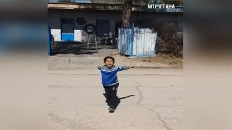 伊朗7岁足球神童爆红 轻松模仿足球巨星射球动作_凤凰网视频_凤凰网