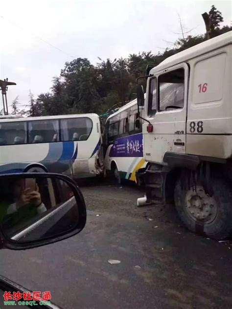 贵州仁怀市一水泥罐车下坡失控抵向大巴车！事故一度致20人被困_视频_长沙社区通