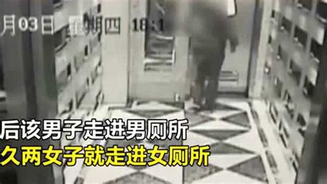 监控实拍男子为满足偷窥欲，竟然趴在地上偷拍女厕所_腾讯视频
