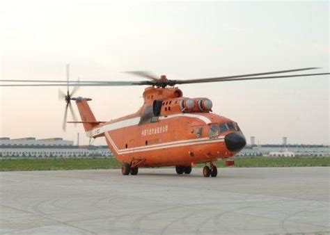 汶川地震发生后，米-26重型直升机将数十吨重的挖掘机运送到前线|汶川地震|直升机|挖掘机_新浪新闻