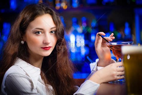 两个女人在酒吧喝酒高清图片下载-正版图片501823790-摄图网