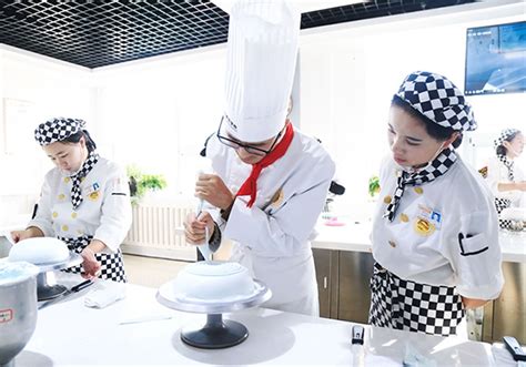 蛋糕学徒要学多久出师 什么时候能学会_学西点_陕西新东方烹饪学校