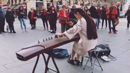 【艺术的碰撞】当古筝在国外街头遇见钢琴，即兴合作走一波？_腾讯视频
