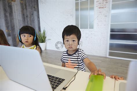 学习电脑操作的孩子们高清图片下载-正版图片502028409-摄图网