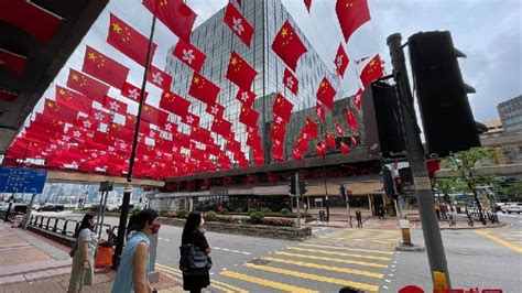 国旗、区旗随处可见，香港庆祝回归25周年_凤凰网