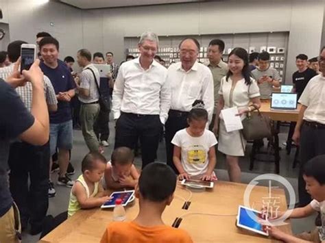 库克现身重庆苹果旗舰店 小姑娘仍旁若无人玩iPad_凤凰科技