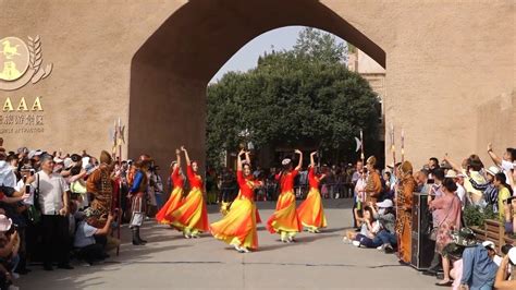喀什古城载歌载舞，欢度古尔邦节 海峡两岸记者体验盛大入城仪式