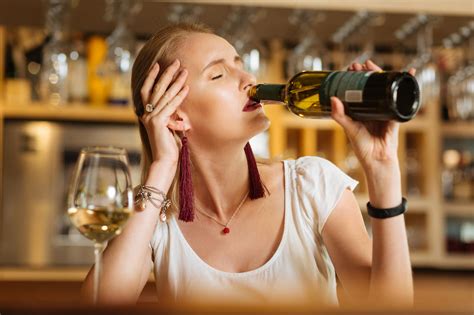 美女喝酒非主流头像