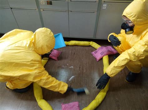 学校举行实验室危险废液泄漏事故安全应急演练
