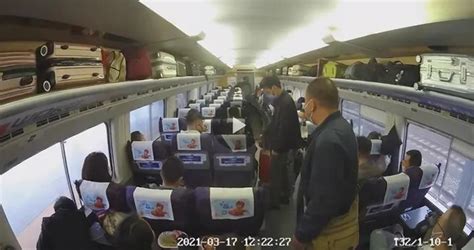 高铁上男子拒给内侧座位乘客让行，铁路局：乘警介入调了座位