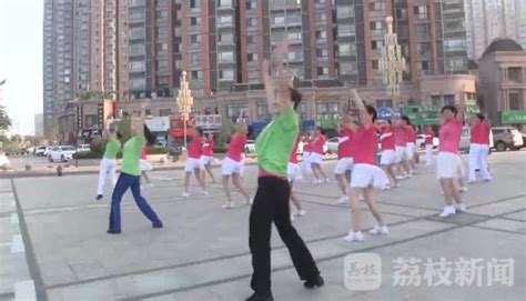 连云港：体育指导员领跳广场舞 12万爱好者舞出时代韵律