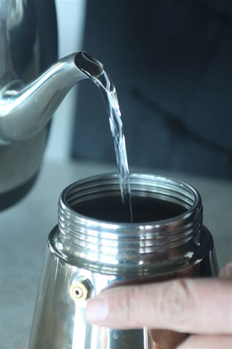 摩卡壶的工作构造原理与使用方法介绍 摩卡壶煮出来的咖啡有什么特点口感 中国咖啡网