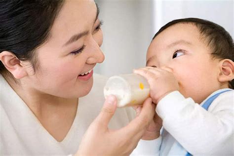 宝宝经常呛奶怎么办?_雅赞YAZAN-雅赞童朵-上海誉罗婴幼儿用品有限公司