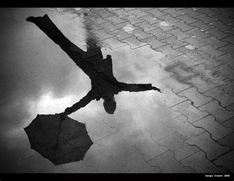 在雨中漫步的伤感图片,雨中漫步打伞背影图片,一个人雨中淋雨感图(第2页)_大山谷图库