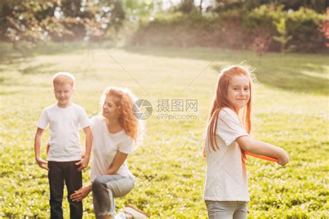 快乐的孩子玩飞盘母亲和兄弟高清图片下载-正版图片503389316-摄图网