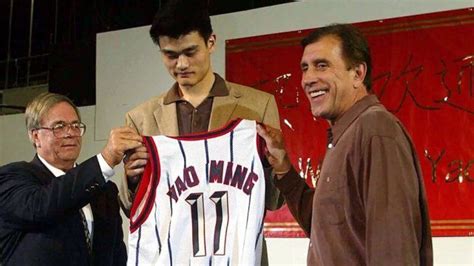 20年前的今天：姚明当选2002年NBA状元 - 球迷屋