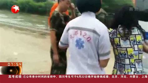 四川彭州：女子坠河被冲走 消防紧急营救_腾讯视频