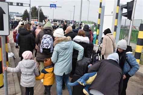 近70万人已逃离乌克兰，联合国难民署警告“本世纪欧洲最大难民危机”__财经头条