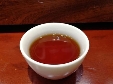 可以凭借茶叶汤色的深浅来判断一款普洱茶的好坏吗-叶片情茶业