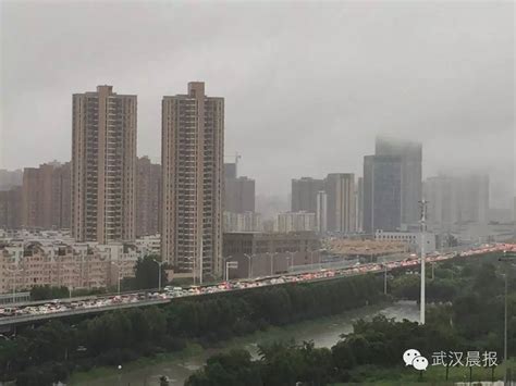 直击武汉特大暴雨：万人连夜紧急转移 城区交通已瘫痪_凤凰网