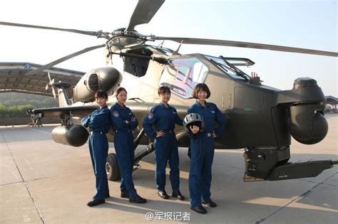 高清：我陆航首批武装直升机女飞行员亮相 驾武直-10--军事--人民网