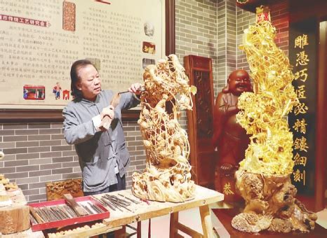 潮州木雕制作技艺代表性传承人辜柳希制作木雕作品
